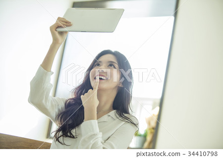 年輕的女人 年輕的女人 34410798