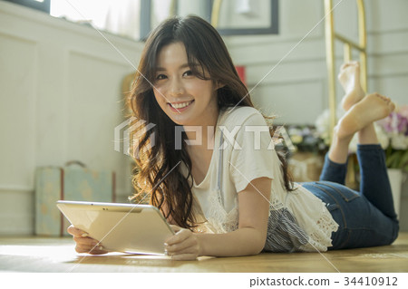 年輕的女人 年輕的女人 34410912