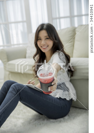 年輕的女人 34410941