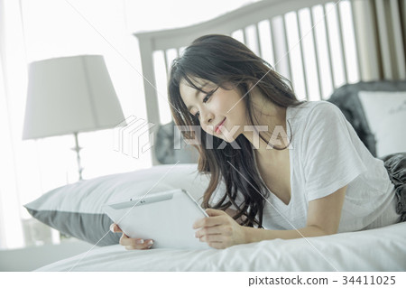 Young woman Young woman 34411025