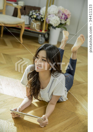 年輕的女人 年輕的女人 34411133