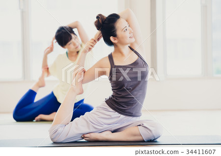 做瑜伽的少婦在瑜伽演播室 34411607