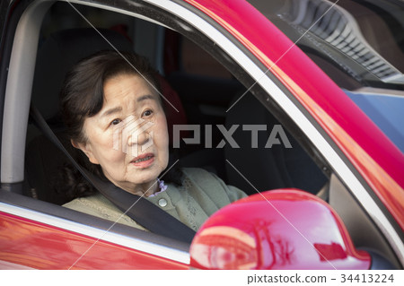 駕駛老人的形象 34413224