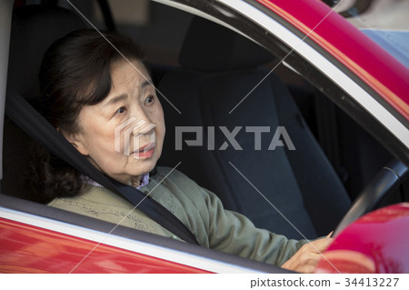 Driving image of elderly people Driving image of elderly people 34413227
