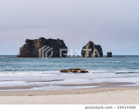 北海道三木町日高海岸獨特的「親子岩」岩層，以及弗雷艾海灘的壯麗景色。 34414486