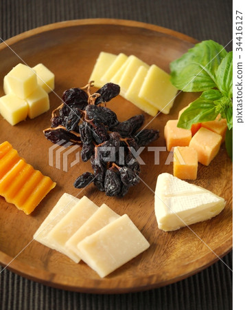品種奶酪木板背景茶（垂直高角度） 34416127