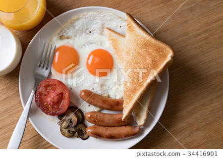 Fried egg and toast 34416901