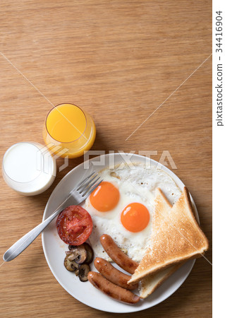 Fried egg and toast 34416904
