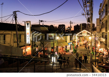 在Yanaka街市東京的黃昏風景 34418313