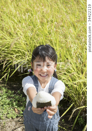 吃在米領域前面的孩子米飯糰 吃在米領域前面的孩子米飯糰 34422119