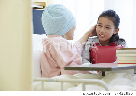 一位戰鬥中的母親和一位前來參觀的小學生 一位戰鬥中的母親和一位前來參觀的小學生 34422959