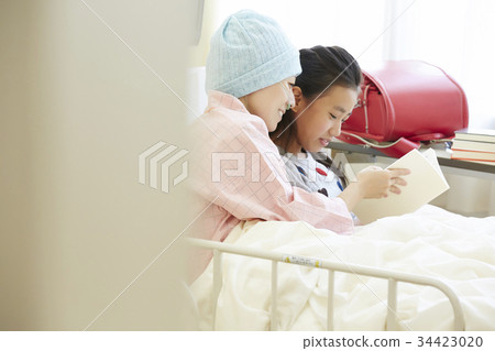 一個和生病的母親住在醫院病房的女孩 34423020