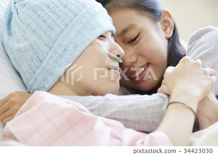 母親和女孩在疾病的戰鬥中作戰 34423030