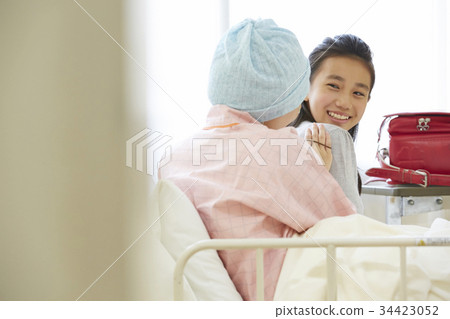 A girl who lives in a hospital room with a sick mother 34423052