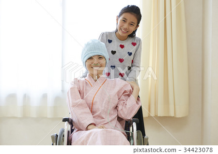 戰鬥疾病生活輪椅上的母親和小學女兒 34423078