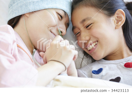 母親和女孩在疾病的戰鬥中作戰 34423113