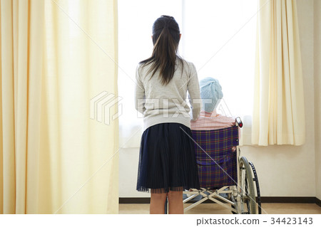 戰鬥疾病生活輪椅上的母親和小學女兒 34423143