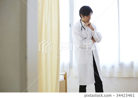 Doctor making a diagnosis Doctor making a diagnosis 34423461