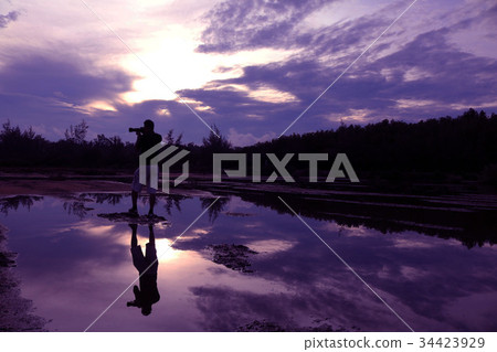 Mirror of man, purple sky reflection to the water 34423929