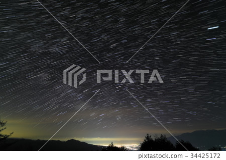 從Yatsugatake山脈，山看到的甲府盆地的夜景和滿天星斗的天空。 34425172