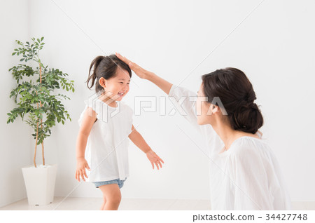 家長和孩子在室內玩耍 34427748