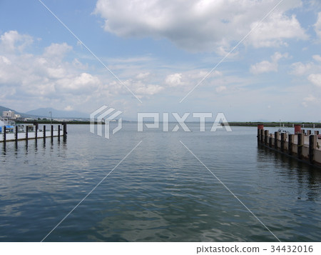 琵琶湖在夏天結束。大津港的入口。 琵琶湖在夏天結束。大津港的入口。 34432016