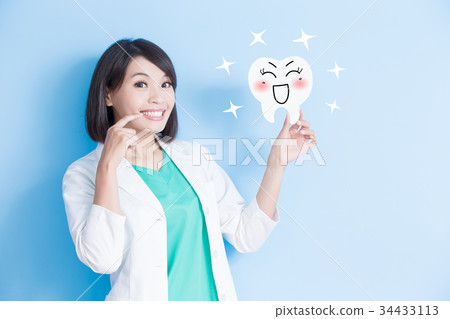 woman dentist take tooth board 34433113