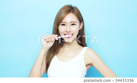 woman take toothbrush 34433336