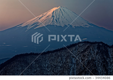 富士在從Oishi通行證看見的黎明在冬天 富士在從Oishi通行證看見的黎明在冬天 34434086