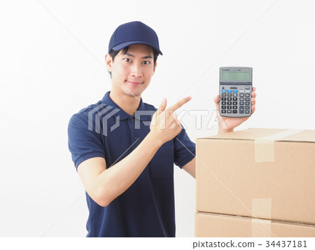 有紙板箱和計算器的工作者 有紙板箱和計算器的工作者 34437181