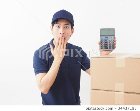 拿著紙板箱和計算器的驚奇的工作者 拿著紙板箱和計算器的驚奇的工作者 34437183