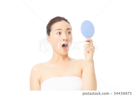 A woman with a mirror 34439975