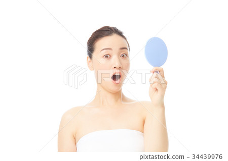 A woman with a mirror 34439976