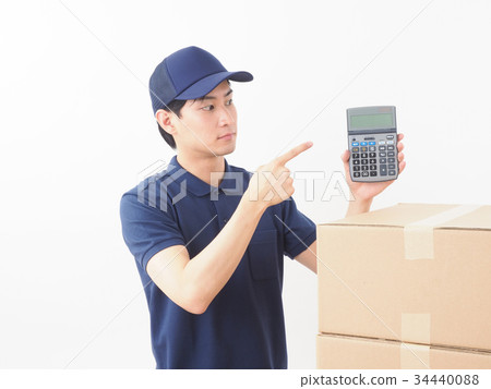 有紙板箱和計算器的工作者 有紙板箱和計算器的工作者 34440088