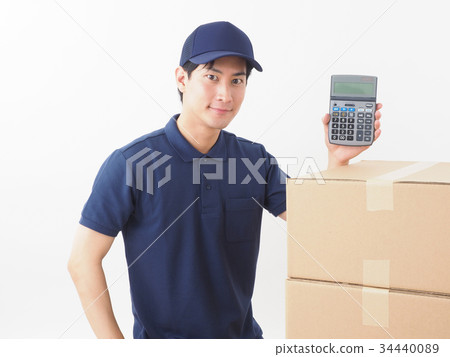 有紙板箱和計算器的工作者 有紙板箱和計算器的工作者 34440089