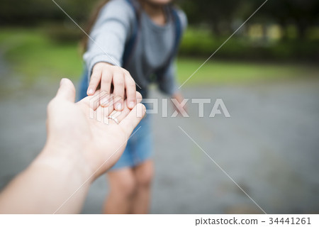 父母和孩子在公園玩耍 34441261