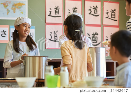 小學午餐午休 34442647