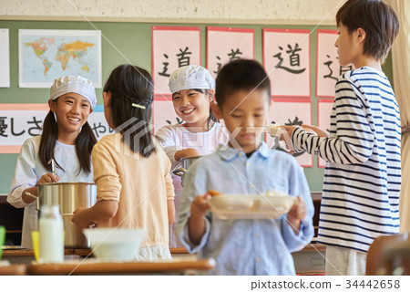 小學午餐午休 34442658