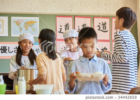 小學午餐午休 34442659