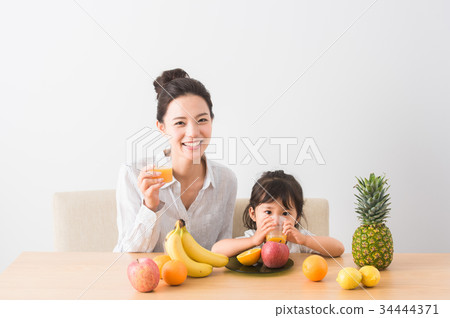 有很多水果的桌子 34444371