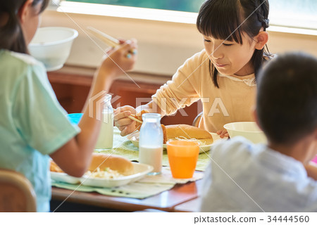 小學午餐午休 34444560