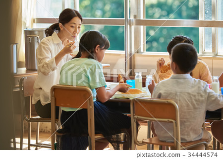 小學午餐午休 34444574