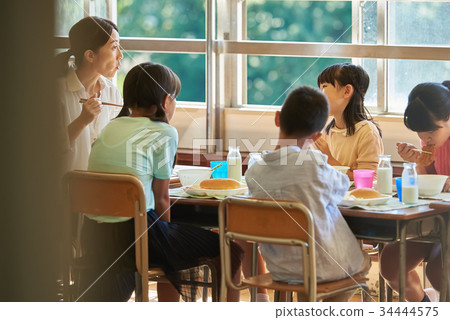 小學午餐午休 34444575