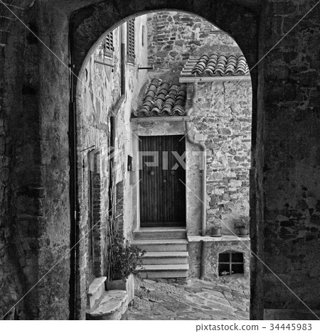 Narrow arch street of medieval italian town 34445983