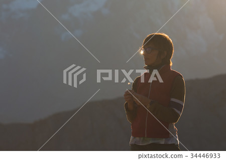 Woman portrait in backlight with sun star Woman portrait in backlight with sun star 34446933