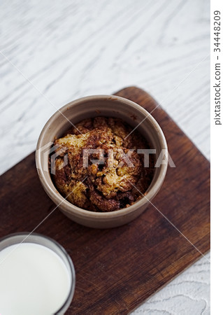 Baked muffin cake with cinnamon and brown sugar Baked muffin cake with cinnamon and brown sugar 34448209