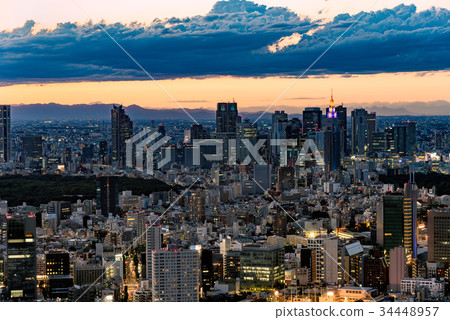 在東京市區和新宿地區的城市風景 在東京市區和新宿地區的城市風景 34448957