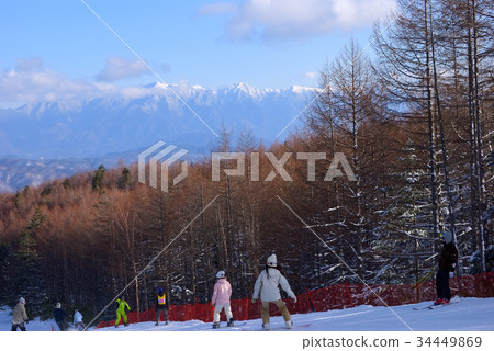 大雪覆蓋的中央阿爾卑斯山和擋雪板 大雪覆蓋的中央阿爾卑斯山和擋雪板 34449869