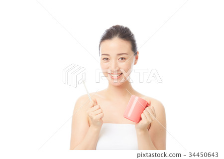 woman brushing teeth woman brushing teeth 34450643