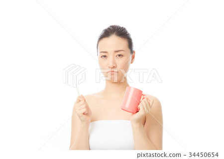 woman brushing teeth 34450654